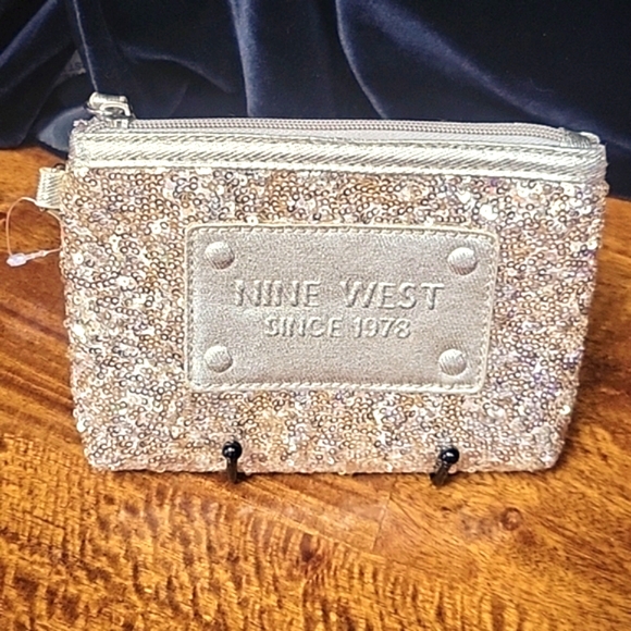 NINE WEST NWOT GOLD SEQUIN WRISLET - Picture 1 of 3
